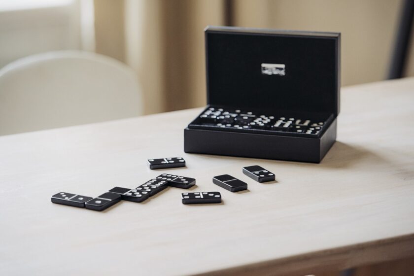 What’s the connection between domino and poker? – Yakama Legends